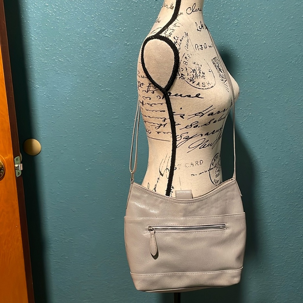 Light Gray crossbody purse w/adjustable straps- w/pockets